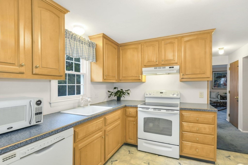 19 Rockpoint Road Southborough, MA 01772 - Photo 10 of 35 Gallery Image 10