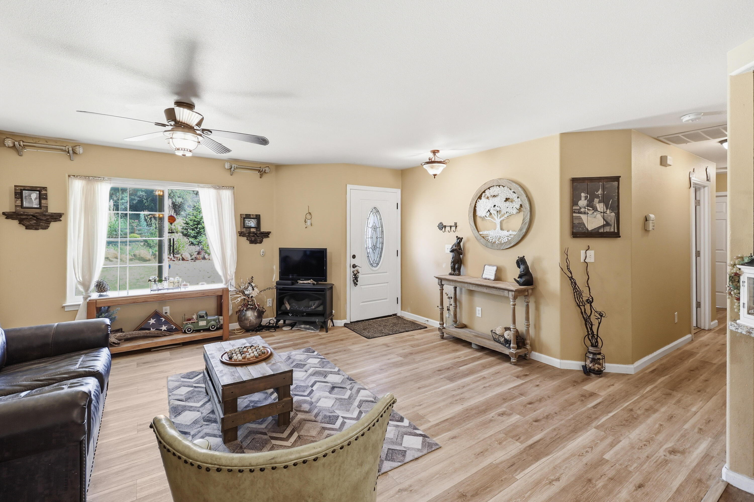 5094 Wilson Hill Road Manton, CA 96059 - Photo 5 of 35 LIVING ROOM