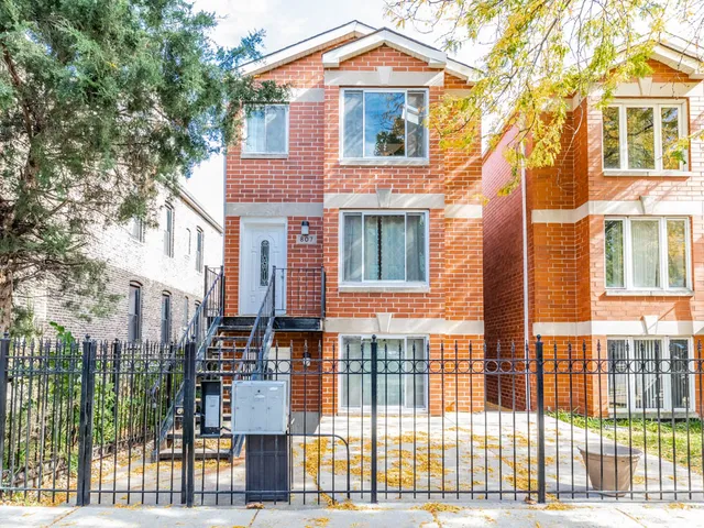 $2,200 | 807 South Claremont Avenue, Unit 3, Chicago, IL 60612