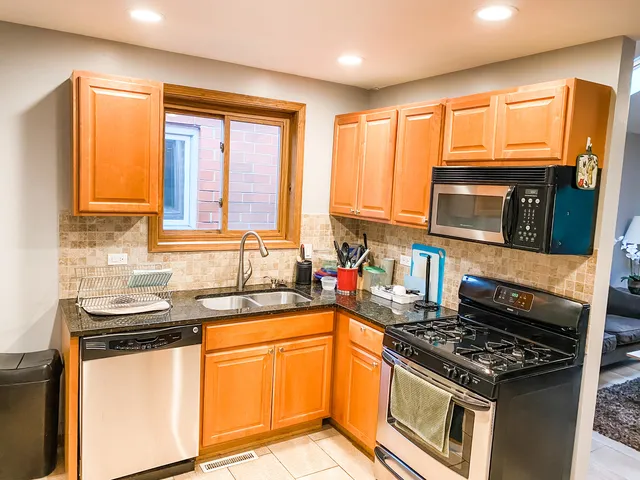 $2,200 | 807 South Claremont Avenue, Unit 3, Chicago, IL 60612