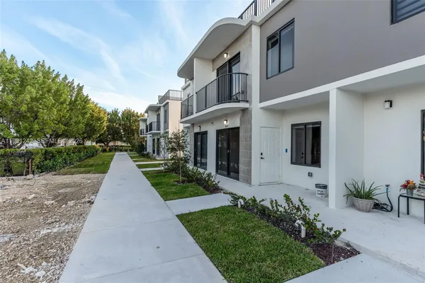 a view of a back yard of the house