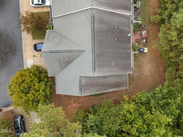 a view of a backyard