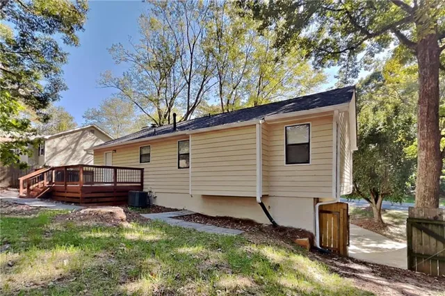a view of a house with backyard