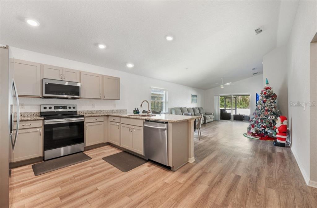 979 Pearly Ridge Lane Lakeland, FL 33809 - Photo 8 of 30