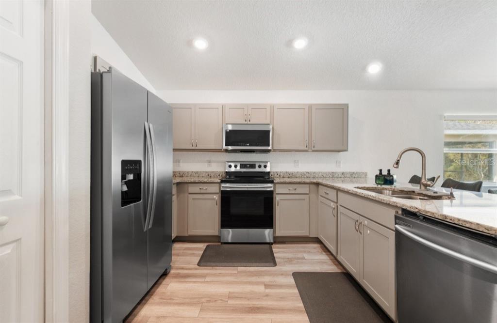 979 Pearly Ridge Lane Lakeland, FL 33809 - Photo 9 of 30