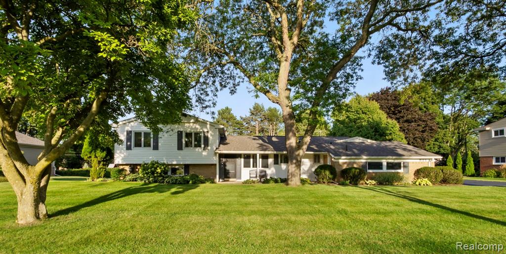 821 Castlebar Drive Rochester Hills, MI 48309 - Photo 1 of 27