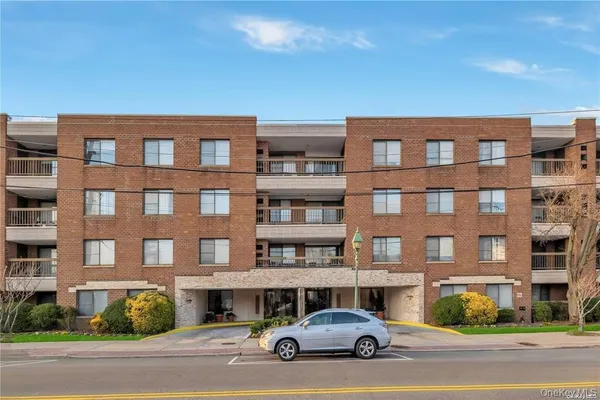 $439,000 | 376 Central Avenue, Unit 3V, Lawrence, NY 11559