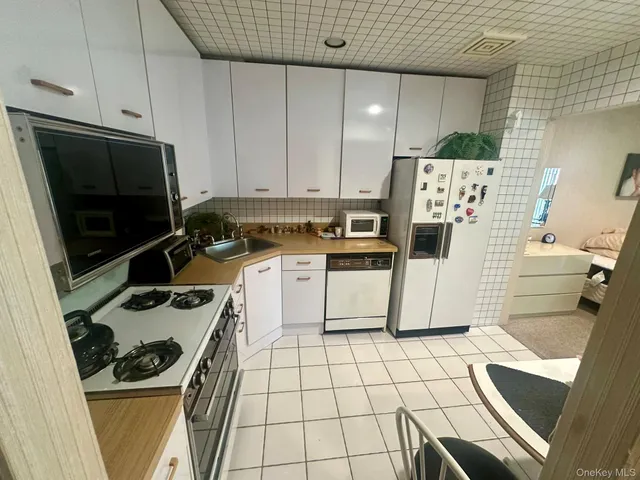 $469,000 | 376 Central Avenue, Unit 3V, Lawrence, NY 11559