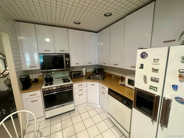 $439,000 | 376 Central Avenue, Unit 3V, Lawrence, NY 11559