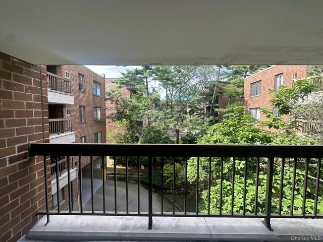$469,000 | 376 Central Avenue, Unit 3V, Lawrence, NY 11559