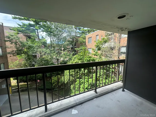 $469,000 | 376 Central Avenue, Unit 3V, Lawrence, NY 11559