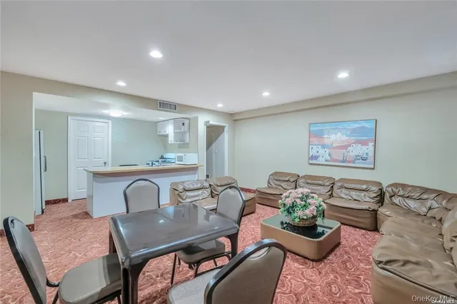 $469,000 | 376 Central Avenue, Unit 3V, Lawrence, NY 11559