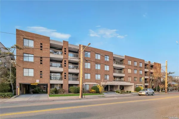 $439,000 | 376 Central Avenue, Unit 3V, Lawrence, NY 11559