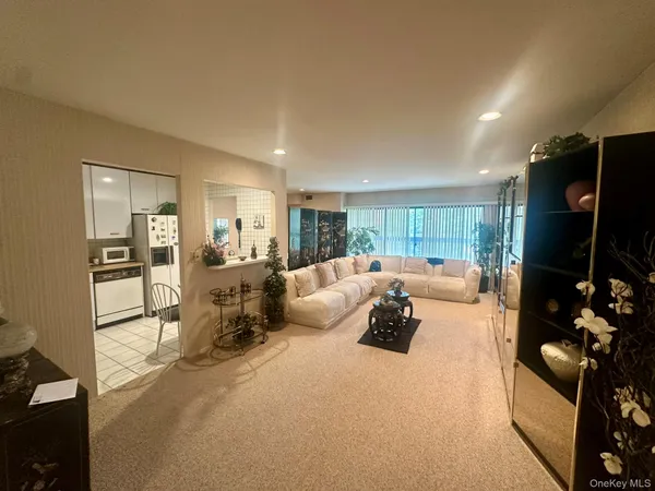 $439,000 | 376 Central Avenue, Unit 3V, Lawrence, NY 11559