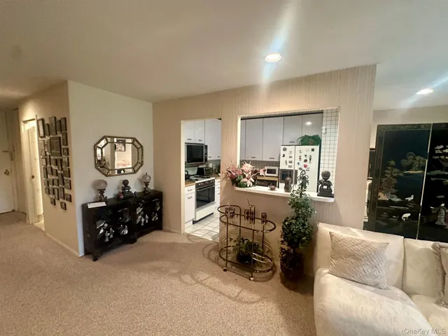 $469,000 | 376 Central Avenue, Unit 3V, Lawrence, NY 11559