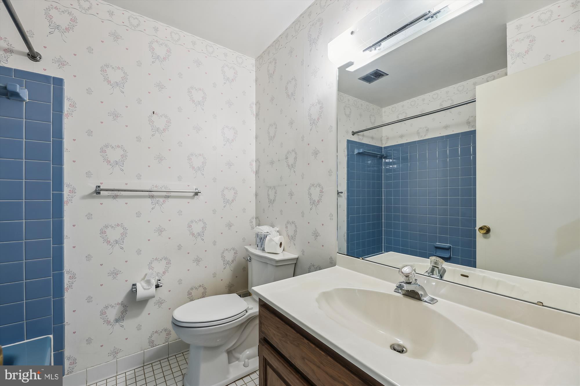 8621 Cromwell Drive Springfield, VA 22151 - Photo 18 of 41 Upper level full bath