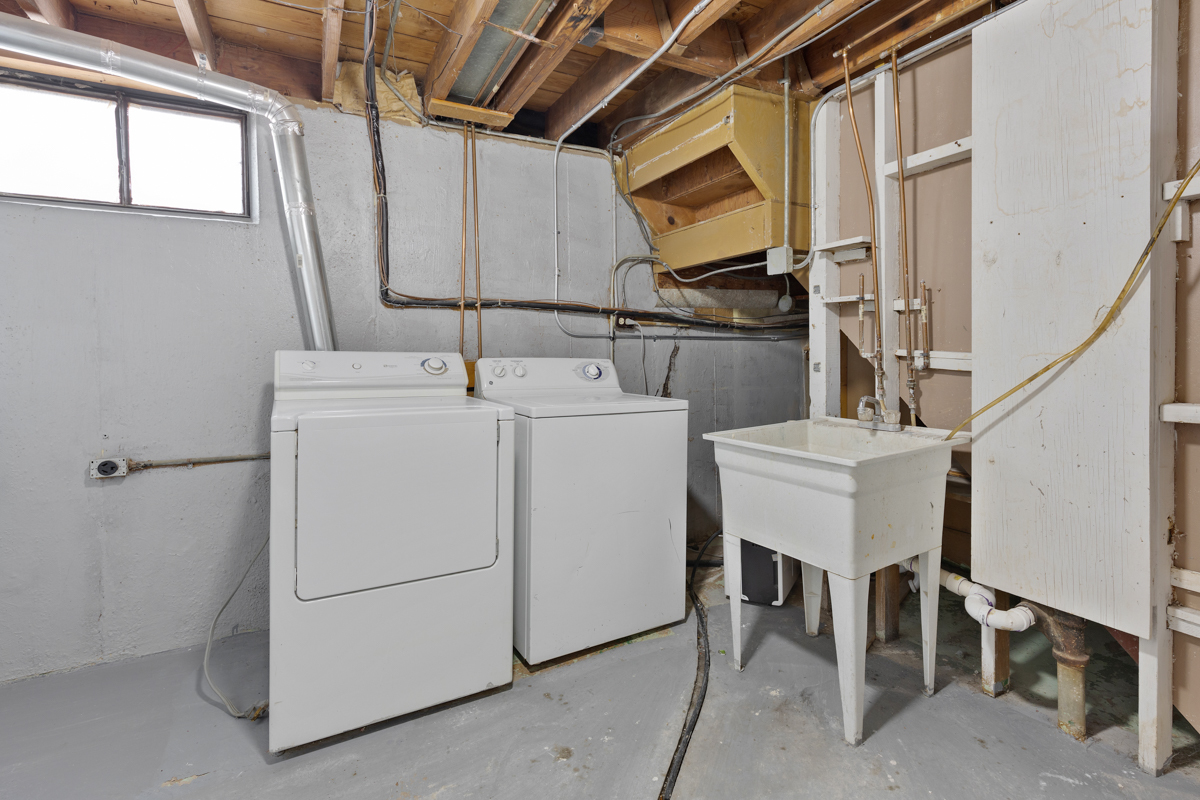 1528 Herbert Avenue Berkeley, IL 60163 - Photo 23 of 25 a utility room with dryer and washer