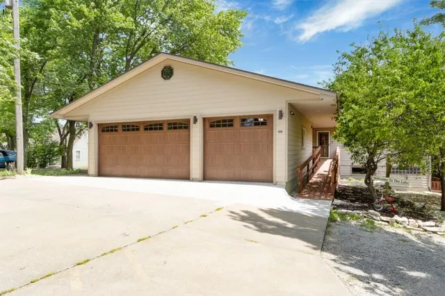 $690,000 | 284 West Flint Hills Drive, Alma, KS 66401