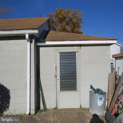 a view of a back yard of the house