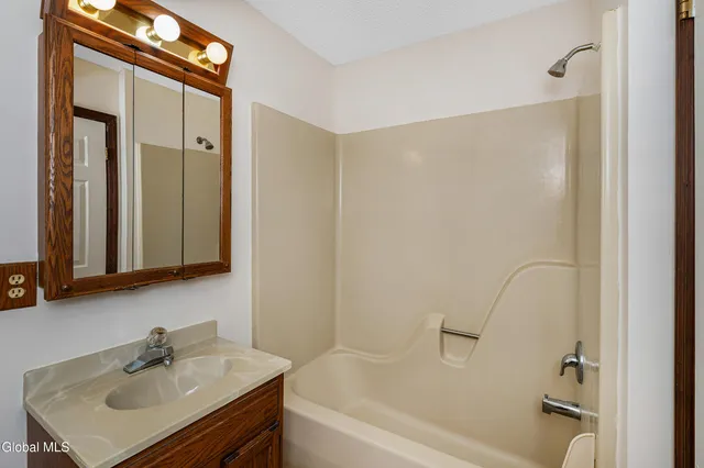 $249,700 | 4020 Chaucer Place, Guilderland, NY 12159