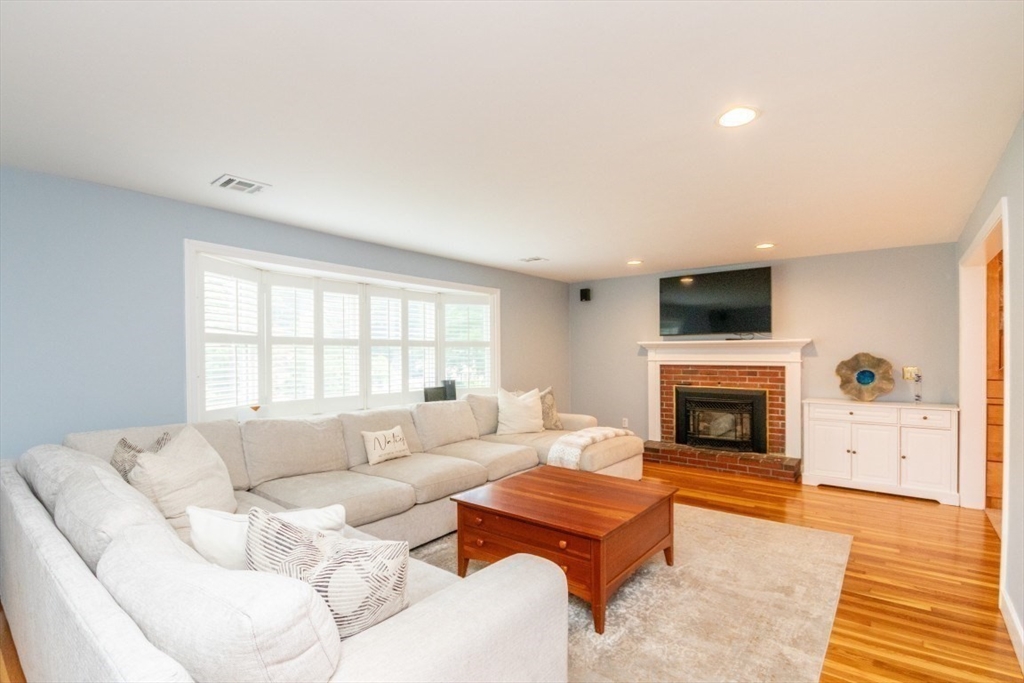 83 Pine Street Natick, MA 01760 - Photo 4 of 39