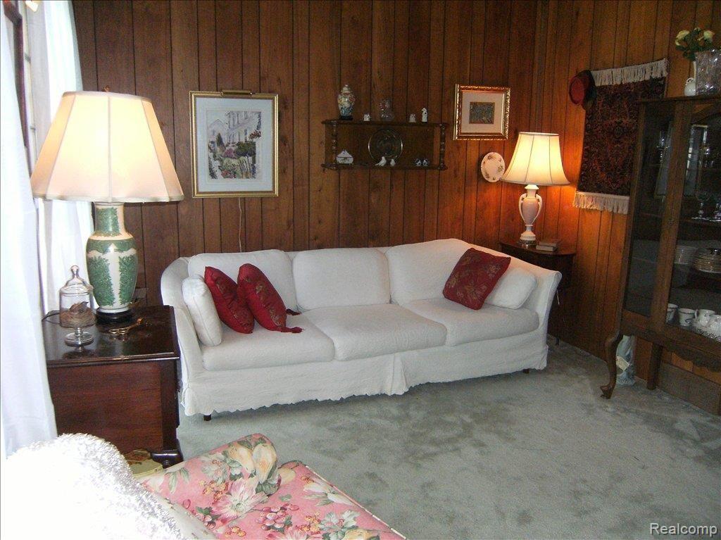 1095 Hemlock Drive Rochester, MI 48307 - Photo 14 of 15 2011_0521momhouse0026