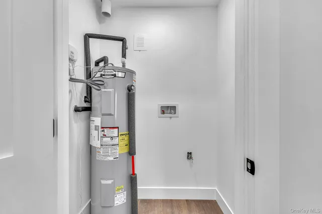 a view of a livingroom with a ceiling fan