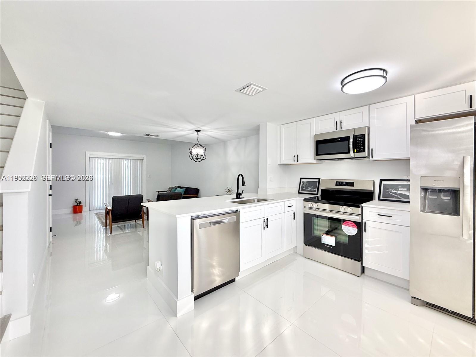 2699 Northeast 15th Street Pompano Beach, FL 33062 - Photo 7 of 29