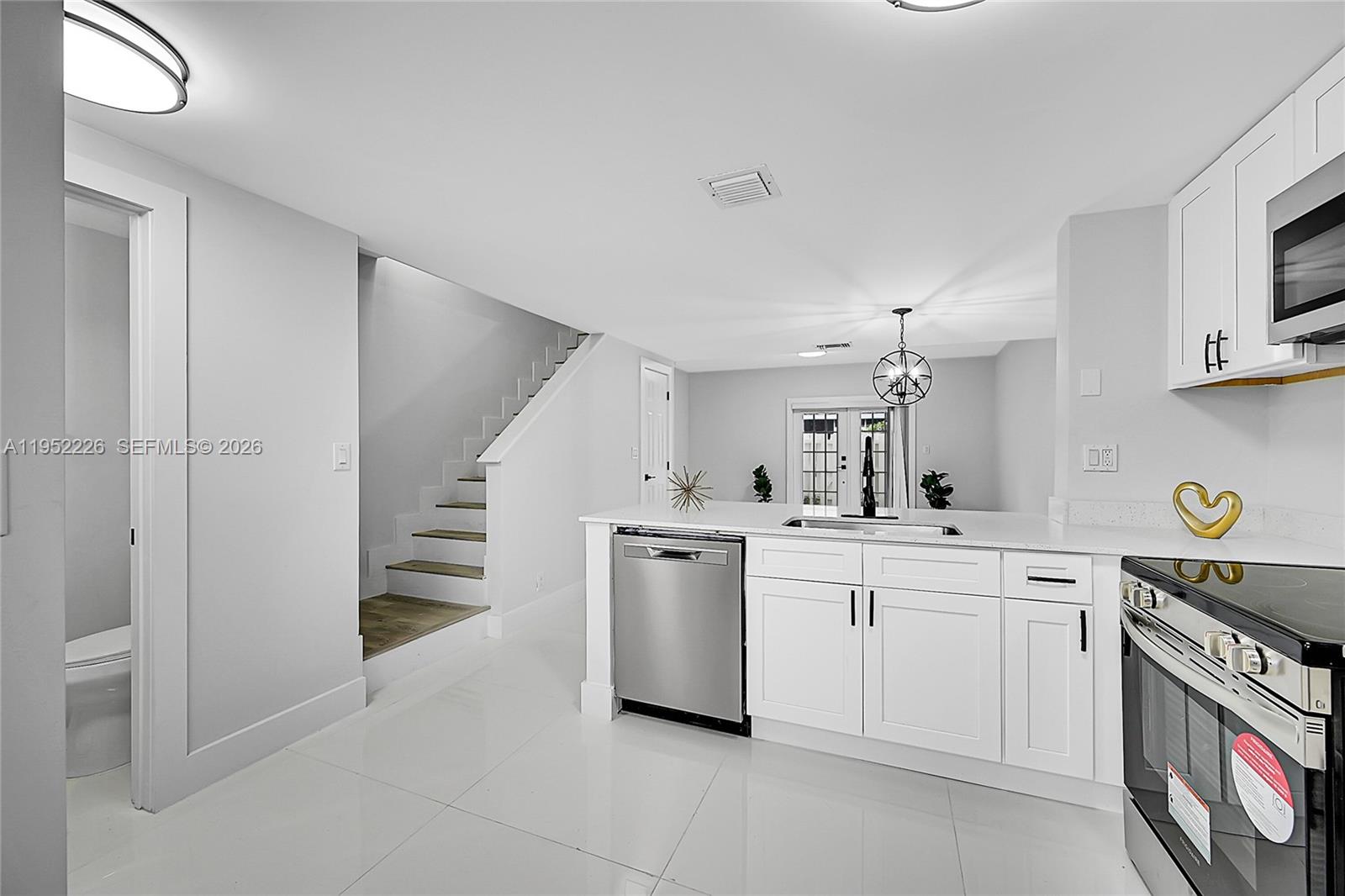 2699 Northeast 15th Street Pompano Beach, FL 33062 - Photo 8 of 29