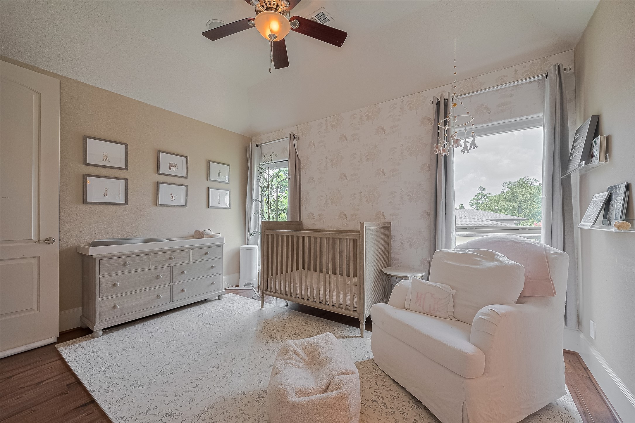 6419 Rodrigo Street Houston, TX 77007 - Photo 23 of 35 A different angle of the bonus secondary bedroom on the third floor also equipped with en suite bathroom.