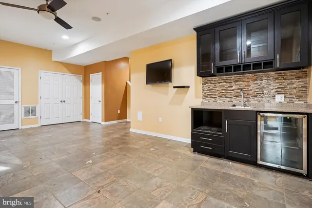 a view of a house with backyard and trees