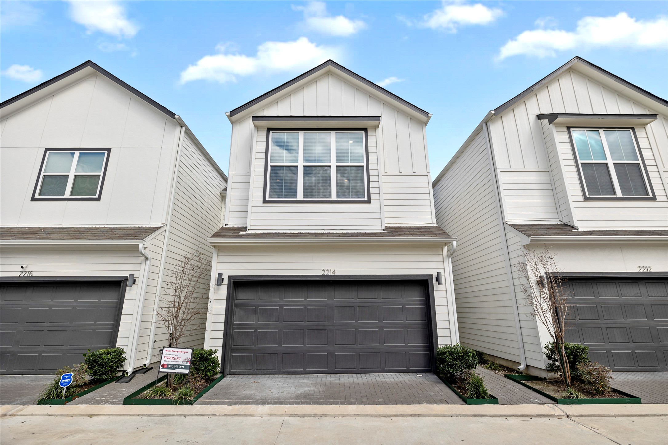 2214 Roozy Lake Lane Houston, TX 77055 - Photo 2 of 22 Gated