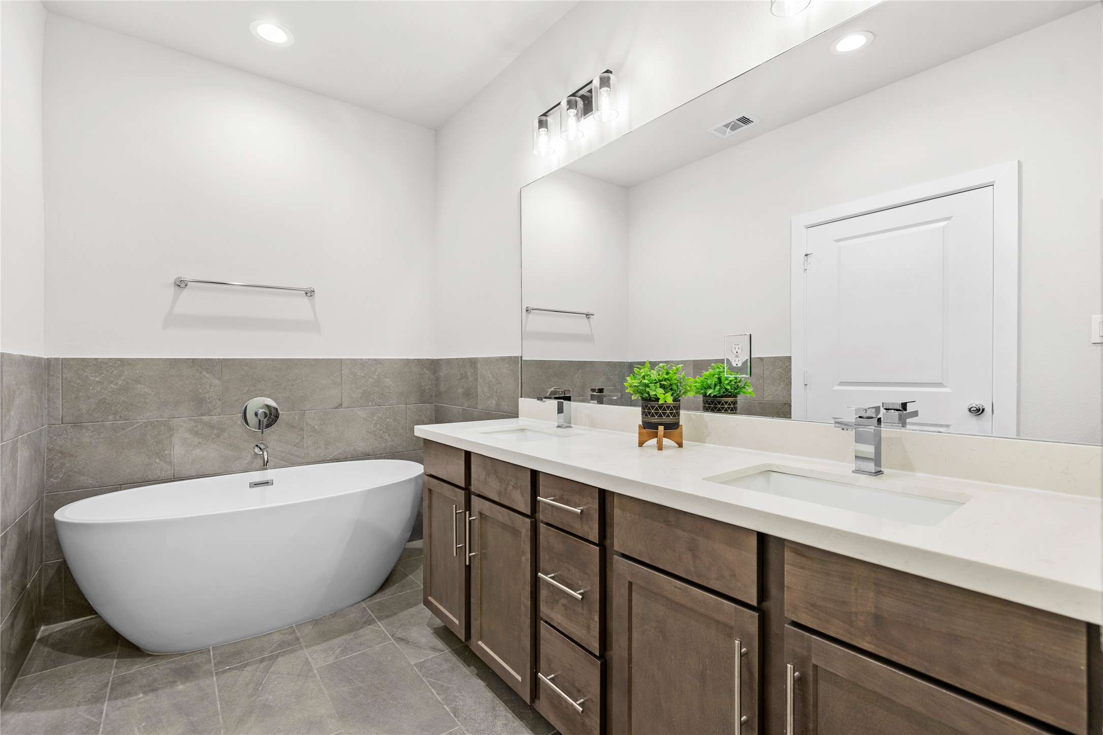 2214 Roozy Lake Lane Houston, TX 77055 - Photo 5 of 22 Master Bath