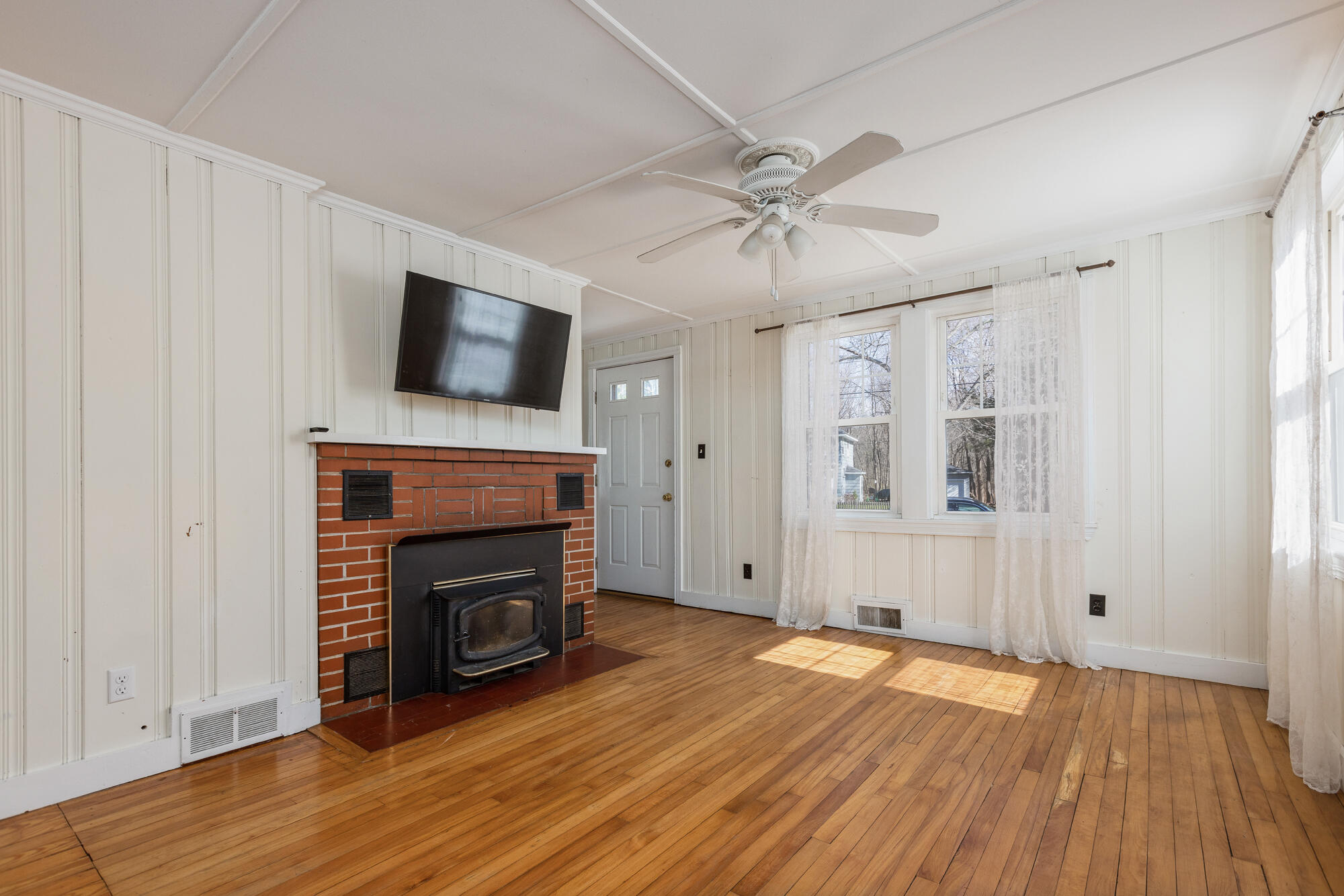 33 Pine Point Road Scarborough, ME 04074 - Photo 3 of 30 Living Room-2