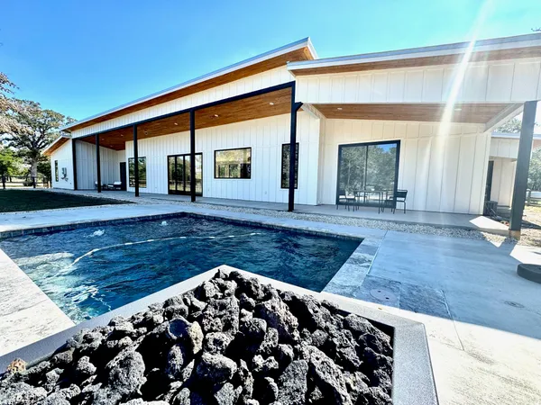 $1,385,555 | 10080 Fm 682, Cuero, TX 77954