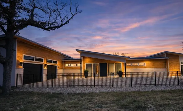 $1,385,555 | 10080 Fm 682, Cuero, TX 77954