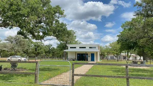 $1,385,555 | 10080 Fm 682, Cuero, TX 77954