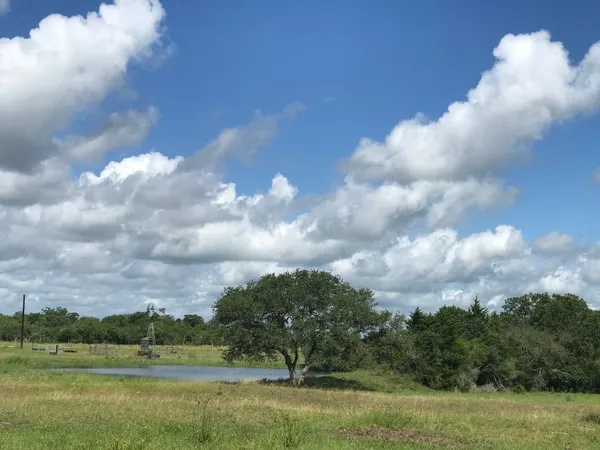 $1,385,555 | 10080 Fm 682, Cuero, TX 77954