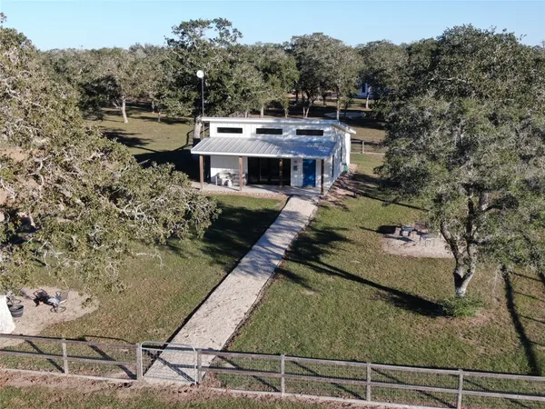 $1,385,555 | 10080 Fm 682, Cuero, TX 77954