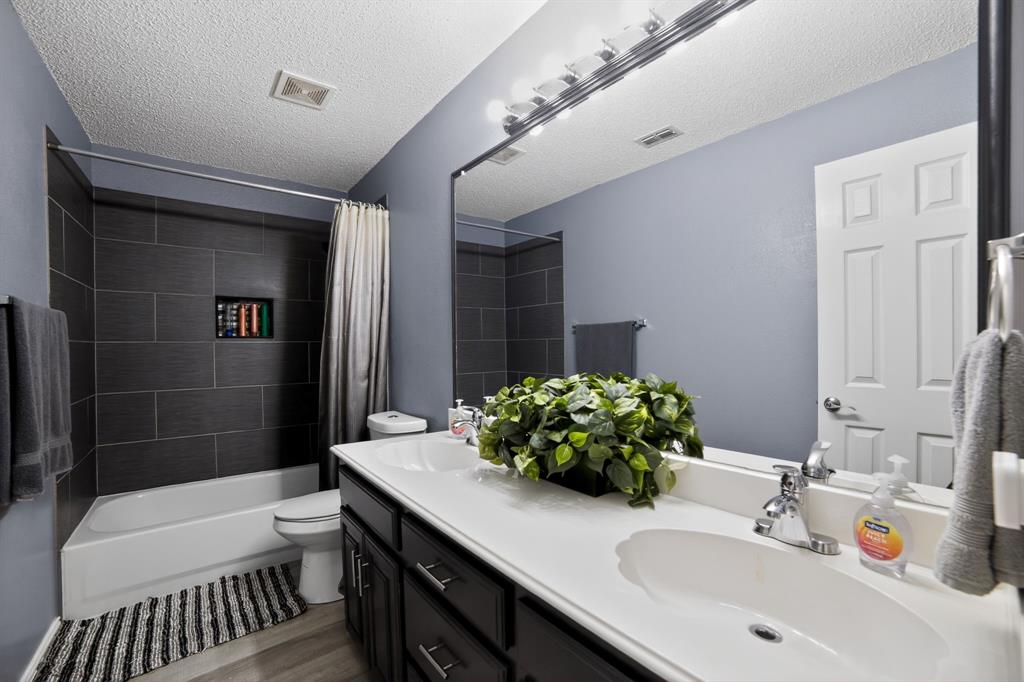 116 Curtis Lane Quinlan, TX 75474 - Photo 14 of 31 a bathroom with a sink and a bathtub