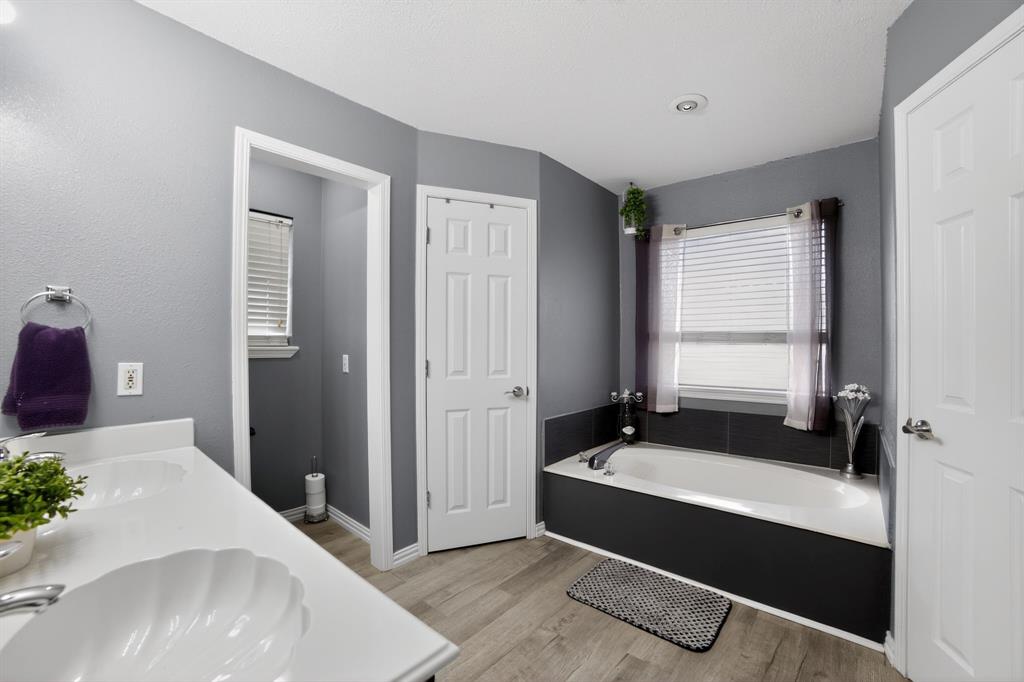 116 Curtis Lane Quinlan, TX 75474 - Photo 10 of 31 a bathroom with a tub a sink and mirror