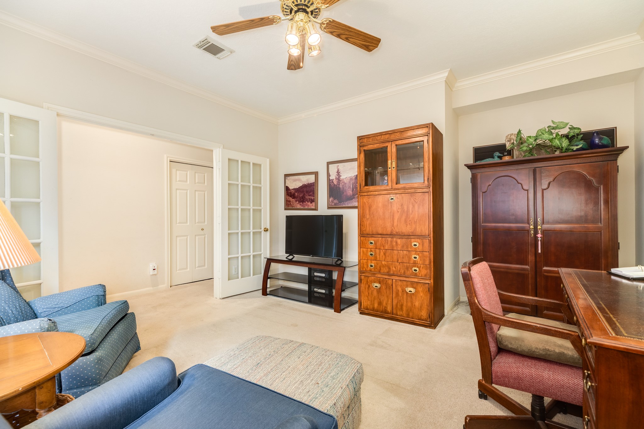 16522 Shadow Path Drive Pasadena, TX 77059 - Photo 25 of 33 a living room with furniture and a flat screen tv