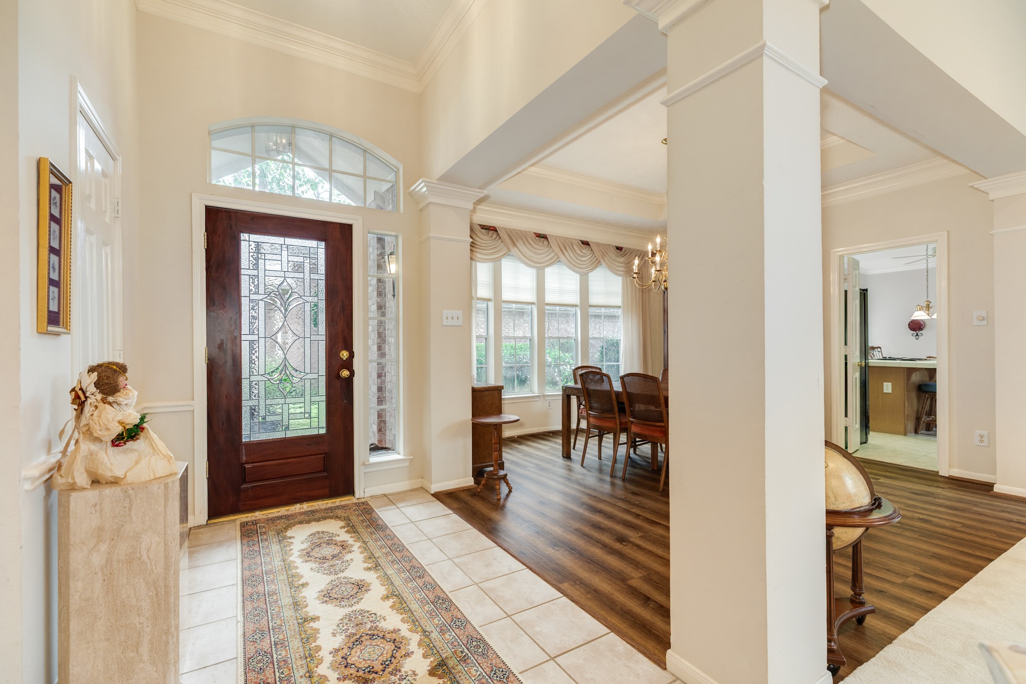 16522 Shadow Path Drive Pasadena, TX 77059 - Photo 4 of 33 a living room with furniture and a table