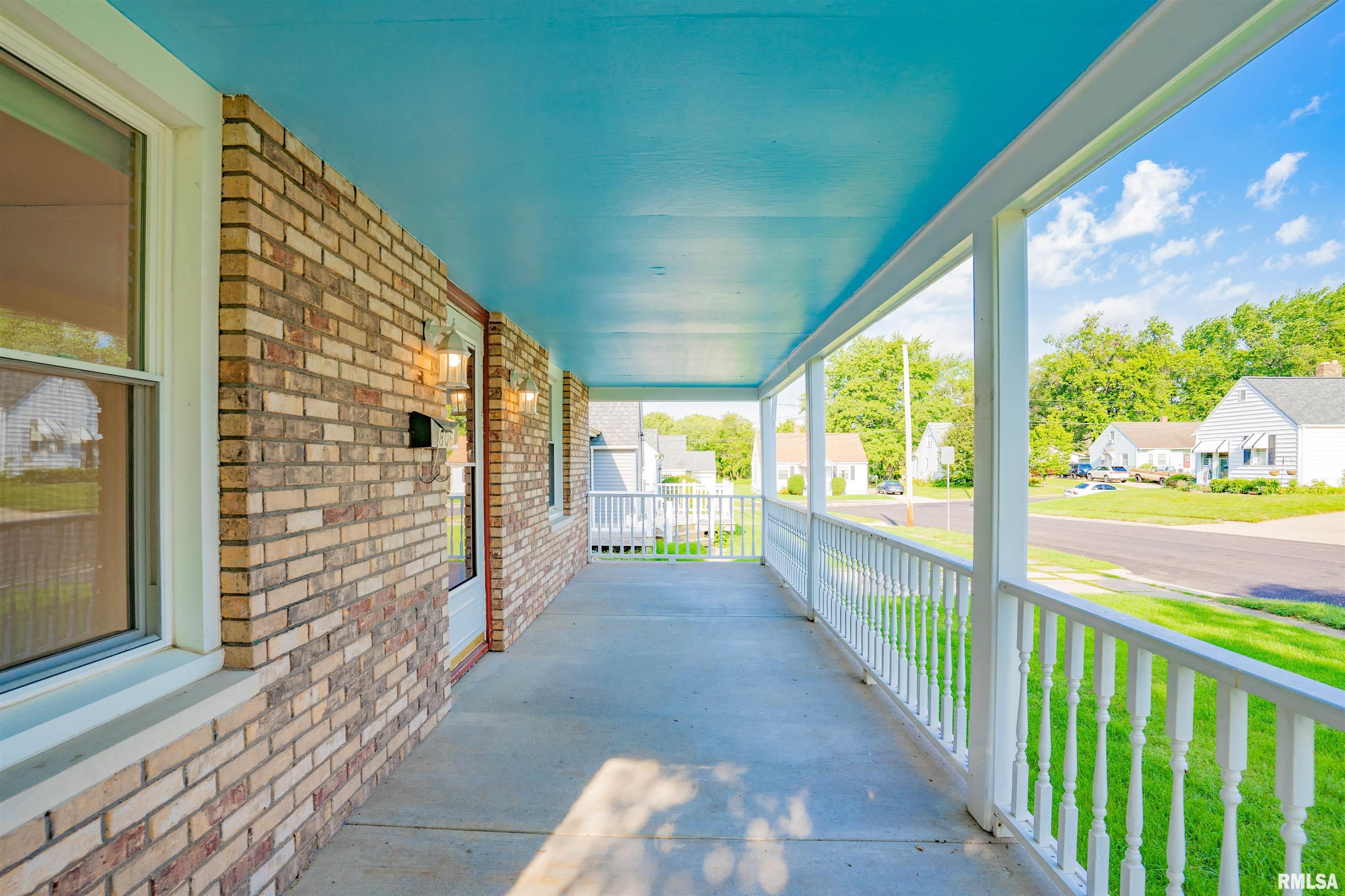 806 Spring Street Washington, IL 61571 - Photo 3 of 27 Gallery Image 3