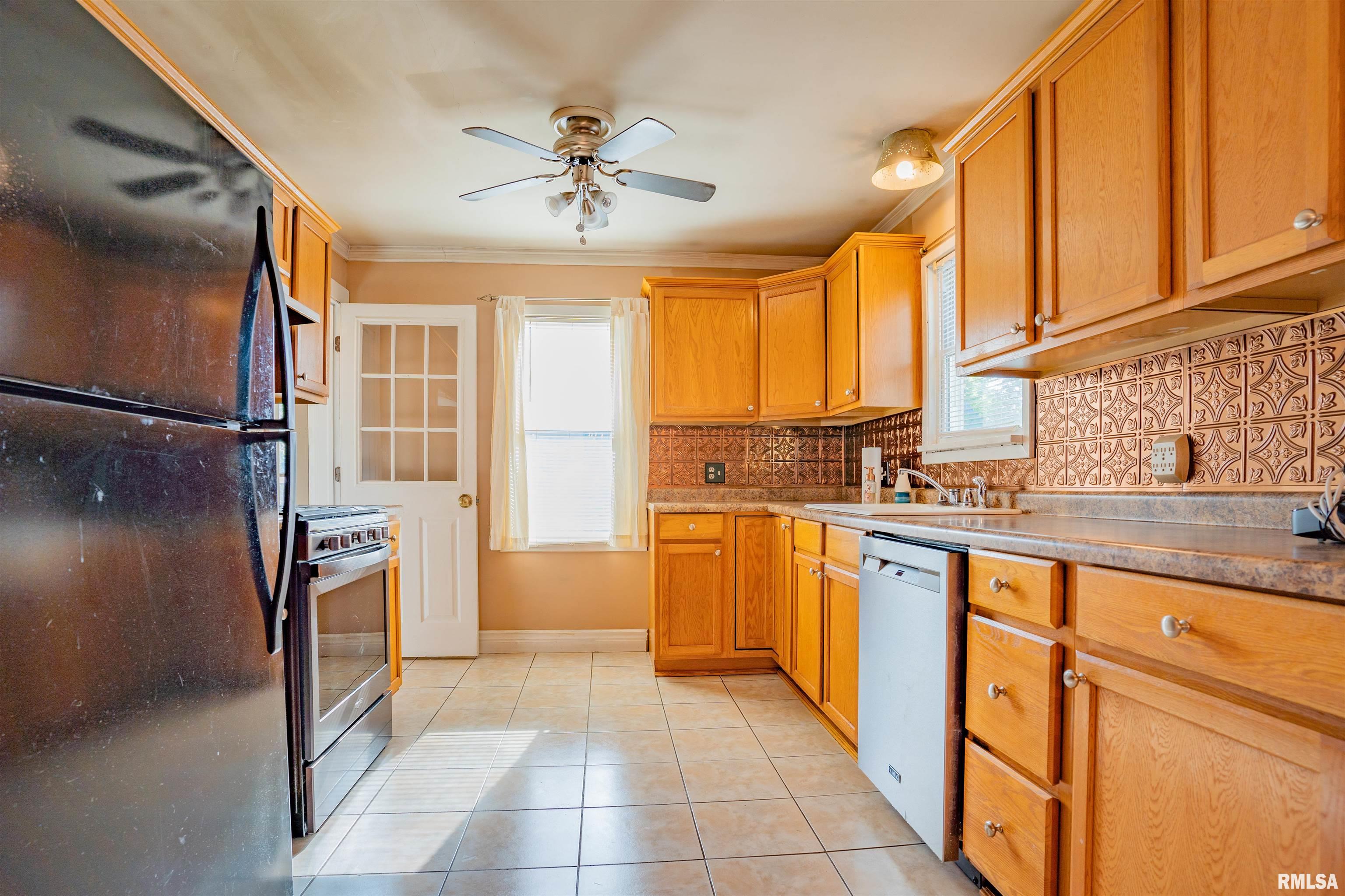 806 Spring Street Washington, IL 61571 - Photo 6 of 27 Gallery Image 6