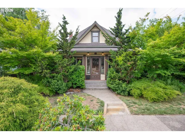 $695,000 | 952 C Street, Springfield, OR 97477