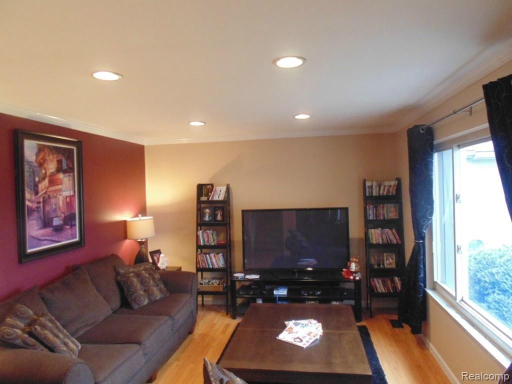 47726 Chrys Road Macomb, MI 48044 - Photo 6 of 23 DSC04342.jpg