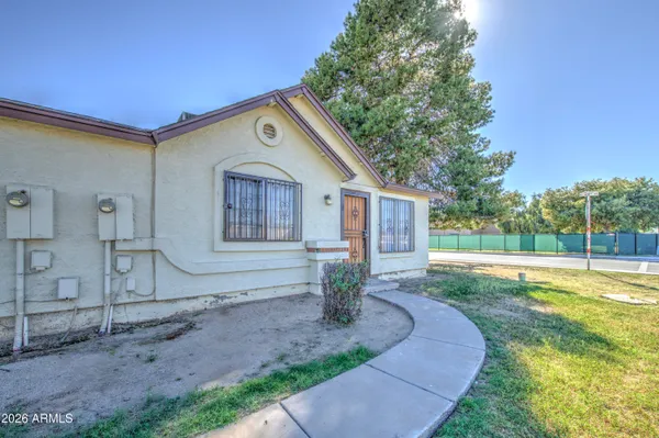a view of a house with backyard and a tree