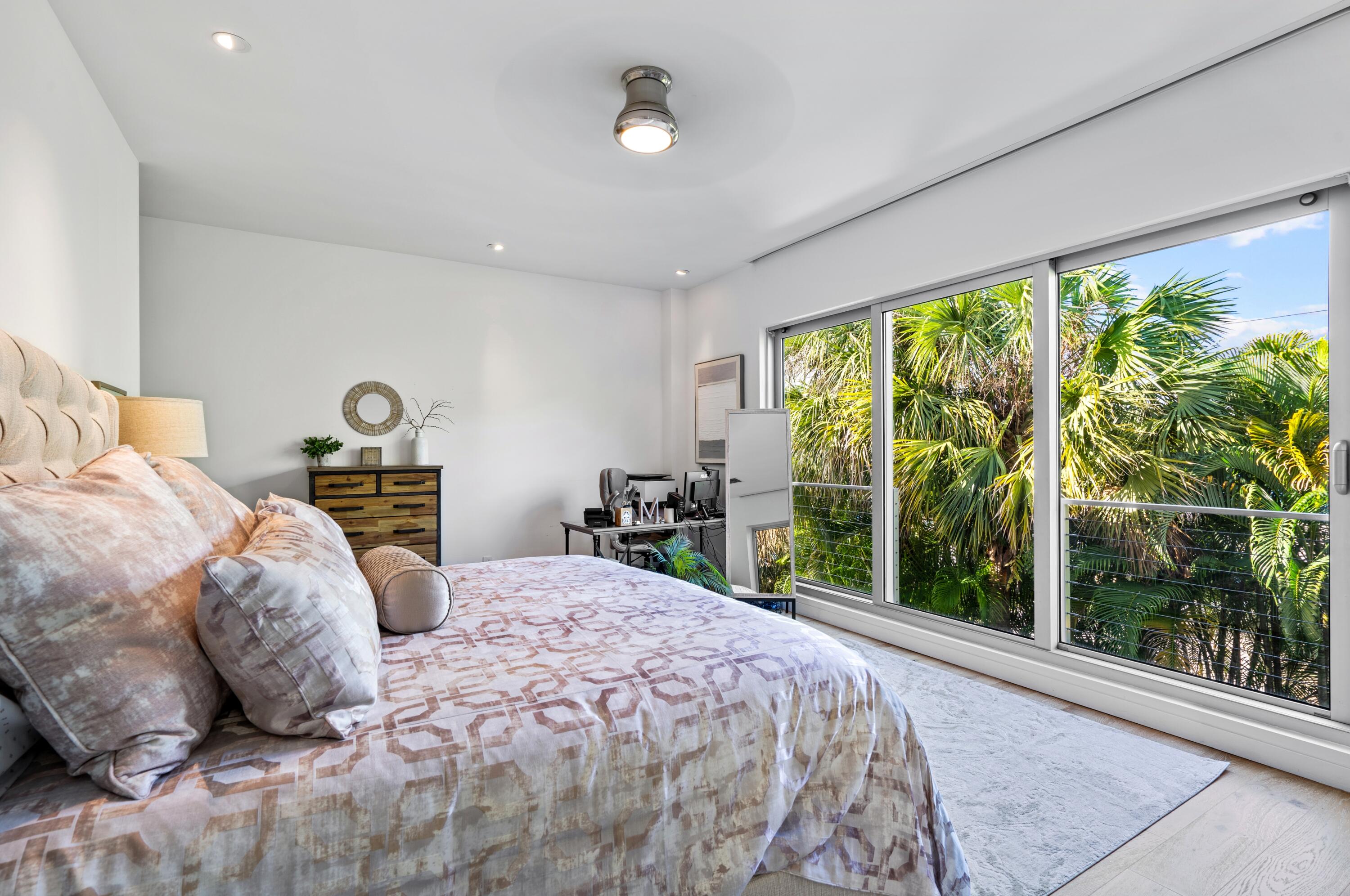 322 Northeast 7th Avenue Delray Beach, FL 33483 - Photo 20 of 38 mls_PRIMARY_BEDRROM_LEFT_ANGLE