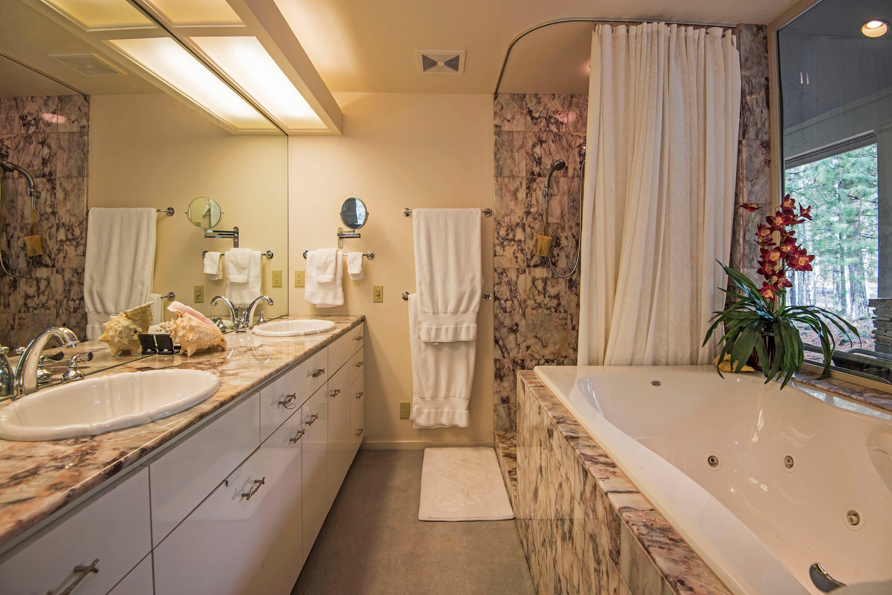 13853 Bishops Cap, Unit EM 29 Black Butte Ranch, OR 97759 - Photo 12 of 23 Master bath
